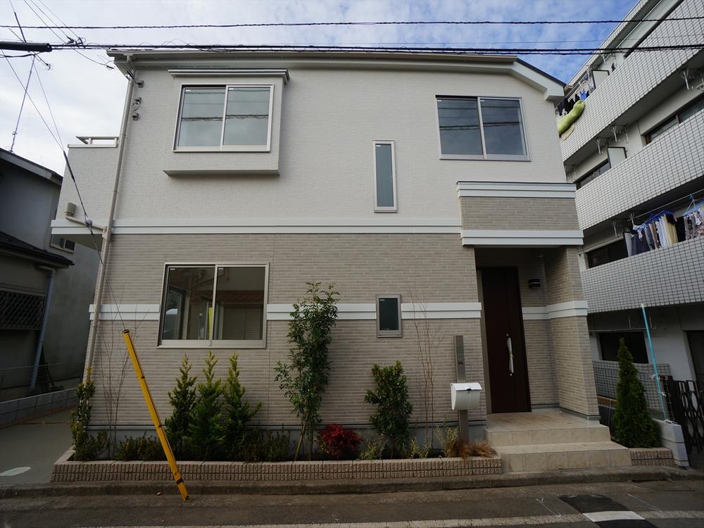 Local photos, including front road. December 2013 shooting