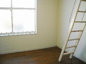 Living and room. 1F is a picture of, 2F is the carpet. 