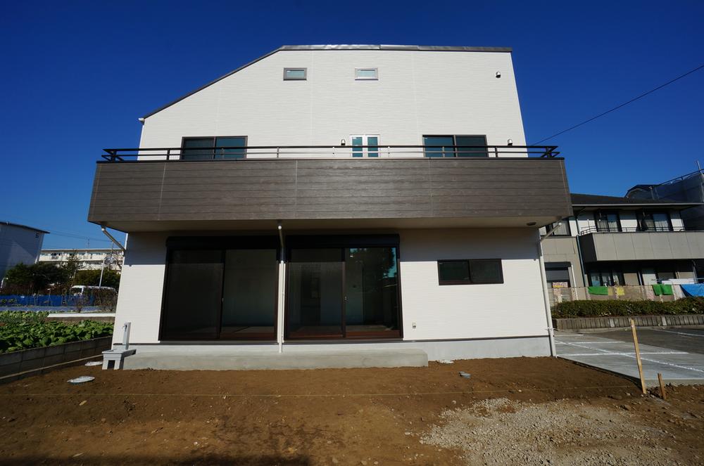 Local photos, including front road. December 2013 shooting