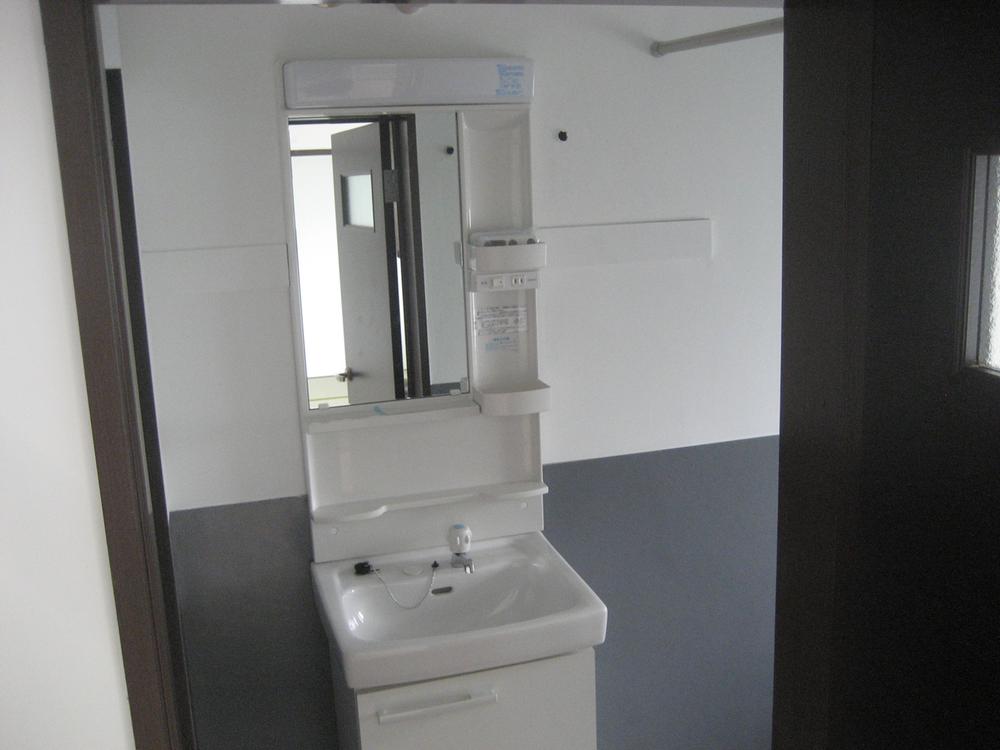 Wash basin, toilet. Room (August 2013) Shooting