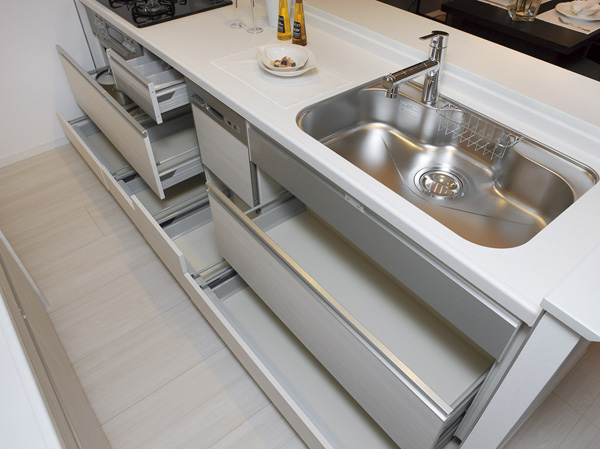 Kitchen.  [Kitchen storage (with Bull motion function)] To the sink bottom, Even vigorously closed, Decelerated just before, Adopt a quiet close slide housing with a soft-close function. It was considered so also easy to take out the heavy stuff. Also it has secured space that can accommodate the kitchen knife before sink.