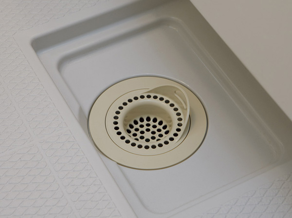 Bathing-wash room.  [Easy discarded hair catcher] Easily gathered hair, Drain outlet effortless round hole shape is clean, even from the back, even from discarded easy table with a large knob.