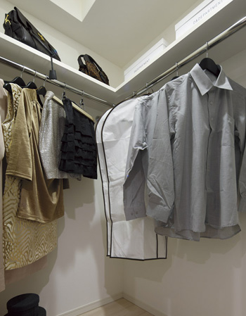 Interior.  [Walk-in closet] Realize "Plessis Tachikawa Libertad" in high storage capacity and ease of use. Walk-in closet (B ・ Except for the D type), Shoes-in closet (B type only), closet, Secure storage space, such as putting is everywhere. It will be put away and clean the inside of the dwelling unit.
