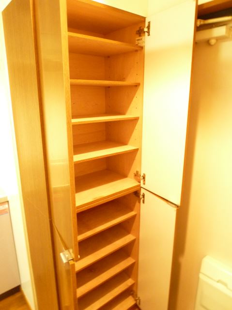 Receipt. ☆ There is a shoe box, You can clean storage around the entrance ☆