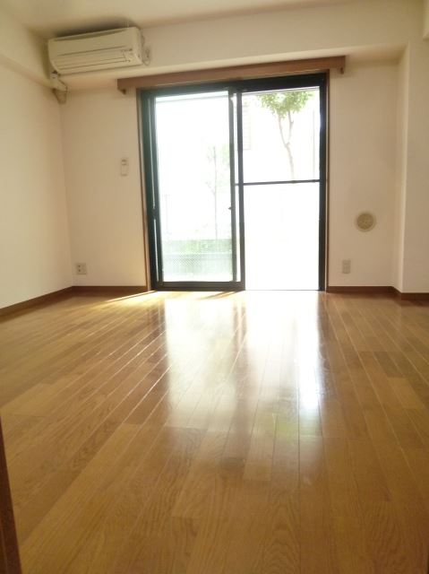 Living and room. ☆ Western-style 8 pledge ・ With storage of a spacious room ☆