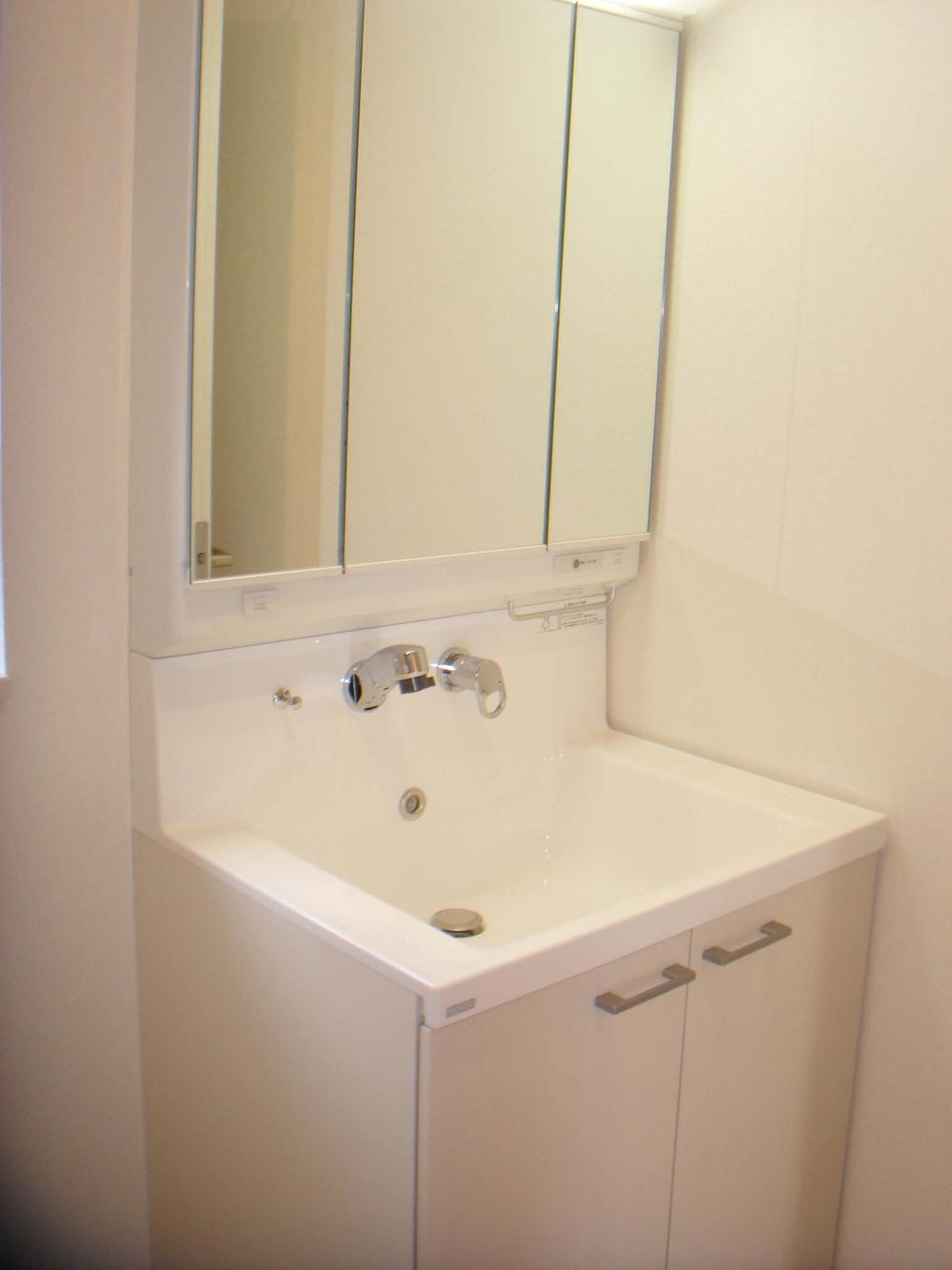 Wash basin, toilet. ● bright washroom