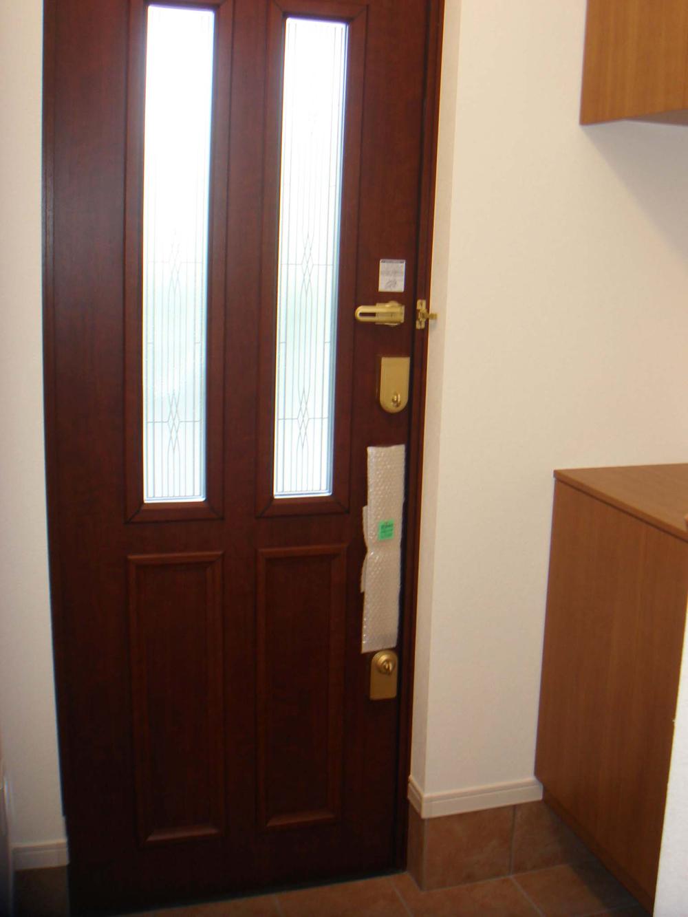 Entrance. ● simple entrance