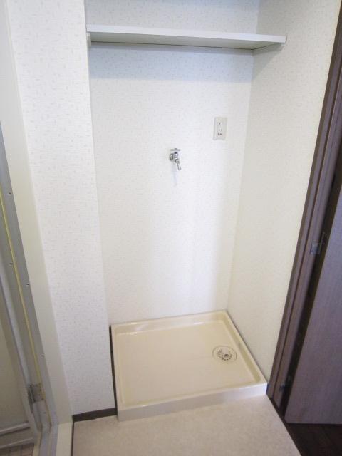 Wash basin, toilet. Indoor (11 May 2013) Shooting