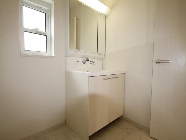 Wash basin, toilet. 13 Building Local (August 2013) Shooting