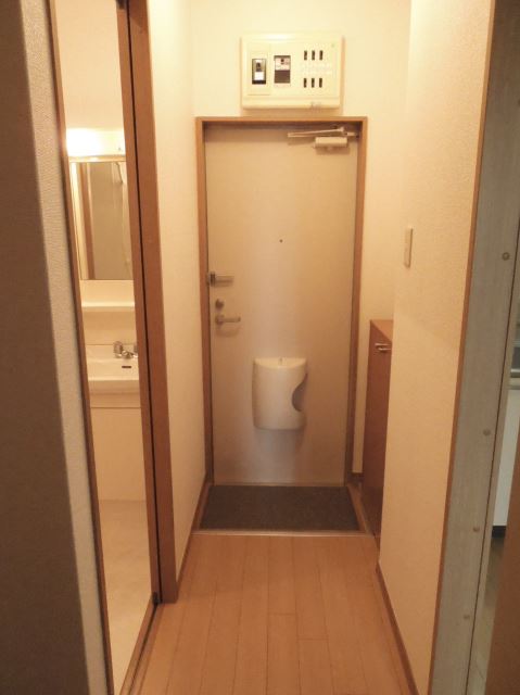 Entrance. ☆ It is the entrance with a shoebox ☆