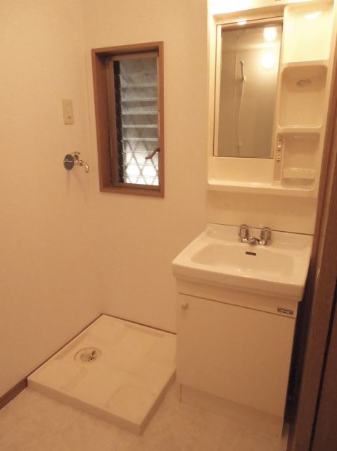 Washroom. ☆ Moisture is also easy to take because the washroom there is a ventilation window ☆