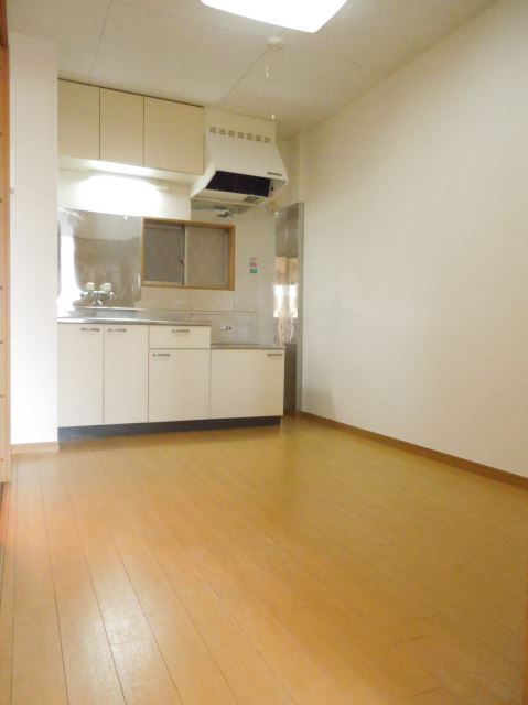 Kitchen. ☆ It is easy to dining kitchen of a window ventilation ☆