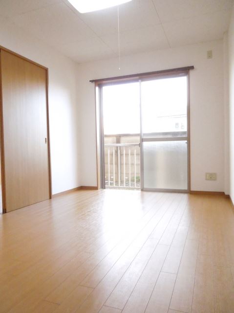 Living and room. ☆ This room has a plug of the east-facing morning sun ☆