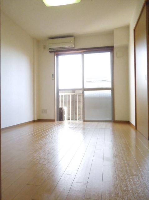 Living and room. ☆ This room has a plug of the east-facing morning sun ☆