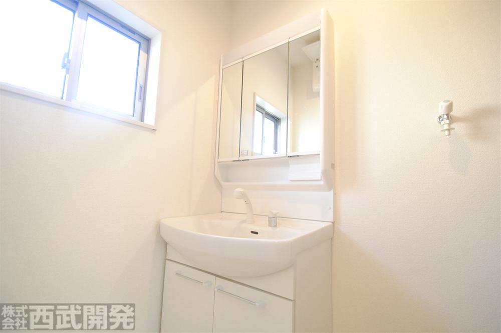 Wash basin, toilet. Shampoo dresser ・ Three sides with mirrors     Laundry Area