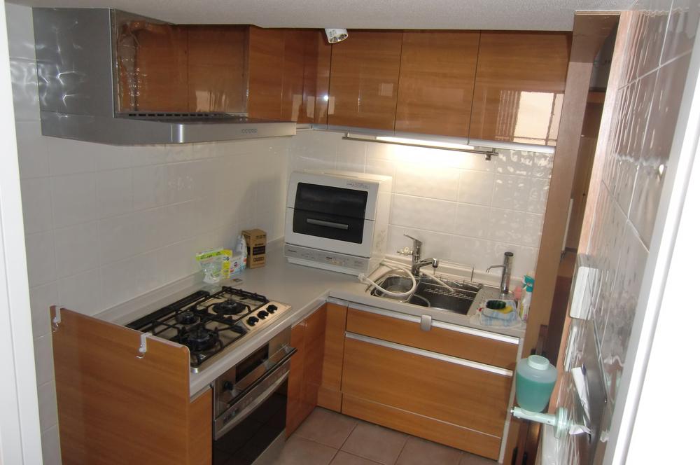 Kitchen. Indoor (11 May 2013) Shooting