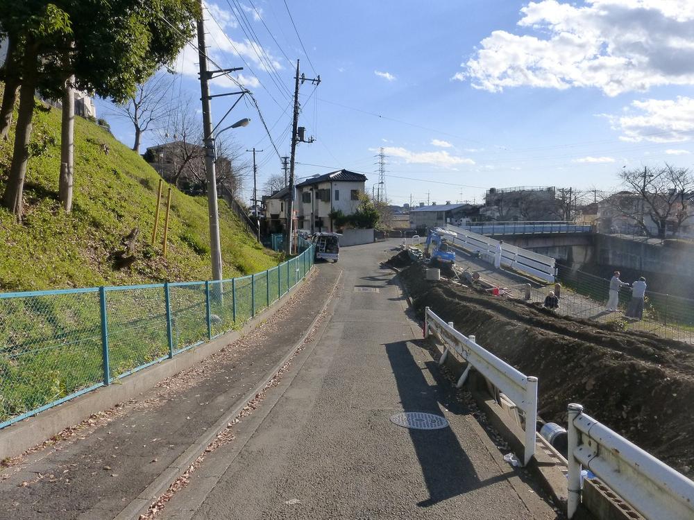 Local photos, including front road. North road