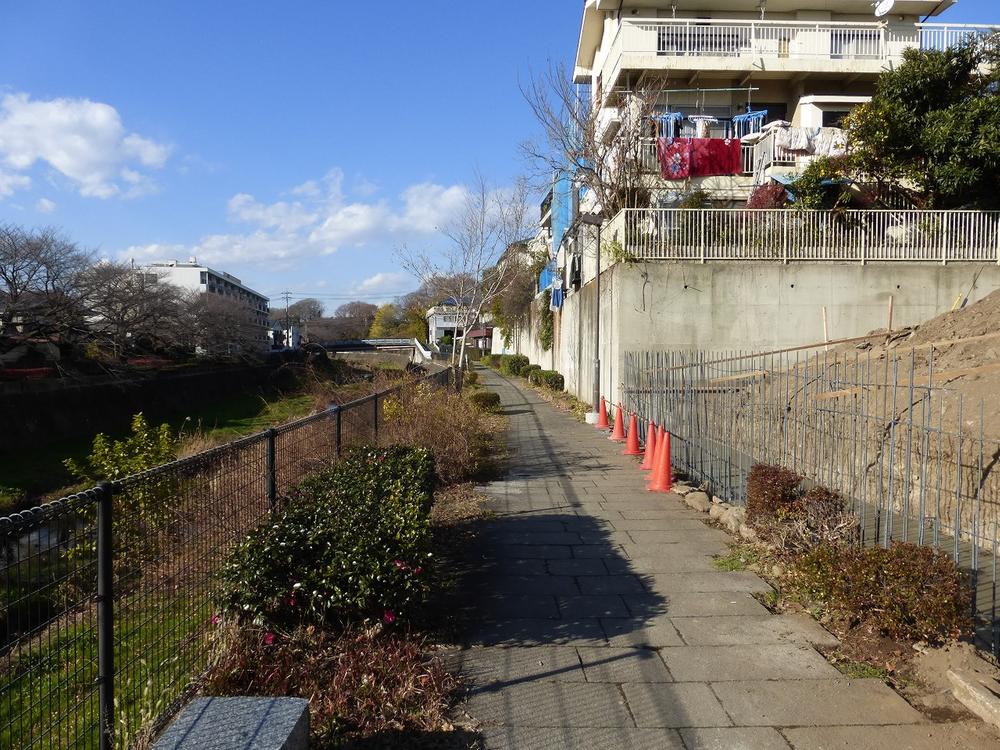Local photos, including front road. South promenade