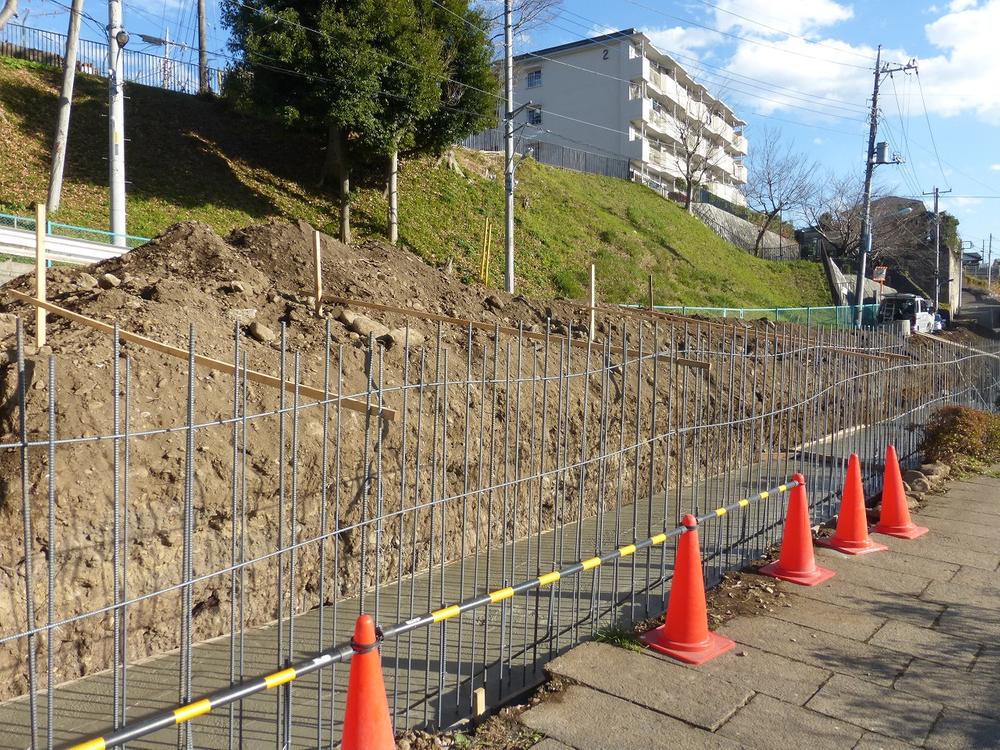 Local photos, including front road. Shooting from the south