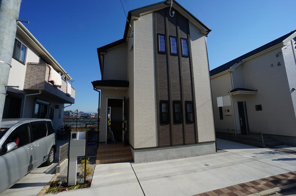 Local photos, including front road. December 2013 shooting 6 Building