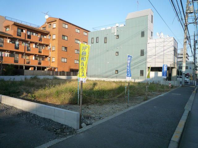 Local photos, including front road. Local (11 May 2013) Shooting