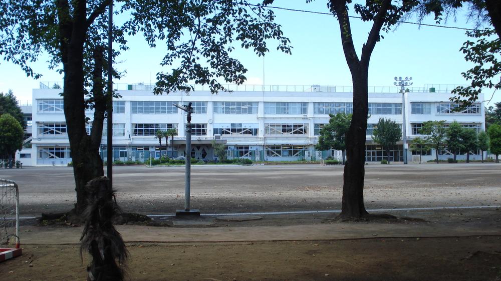 Junior high school. 1300m to Tachikawa second junior high school