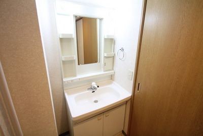 Washroom. Separate vanity ☆