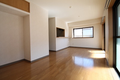 Living and room. Bright living room! Day pat!