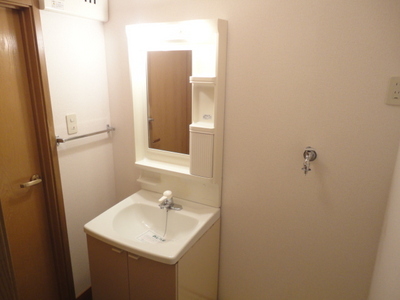 Washroom. With separate wash basin indispensable to get dressed!