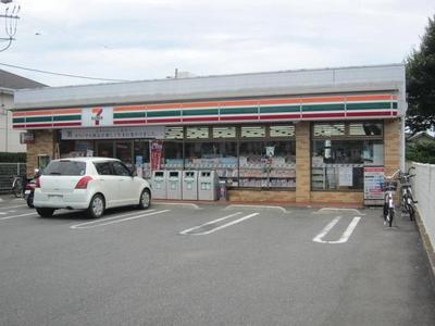 Convenience store. 950m to Seven-Eleven (convenience store)