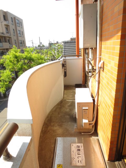 Balcony. Daylighting, Ventilation good