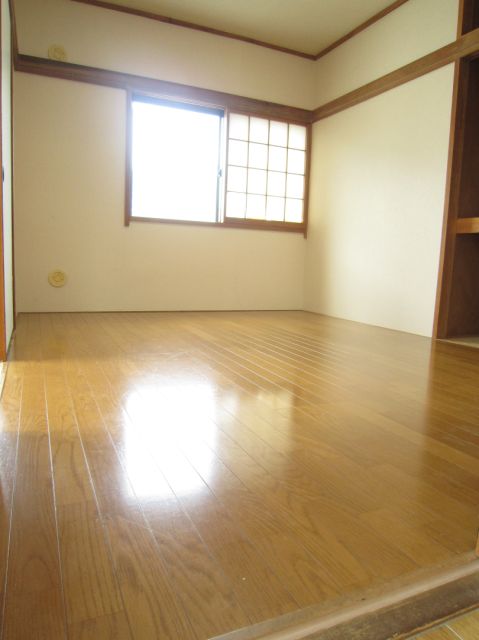 Living and room. Western-style 6 Pledge Flooring of the room