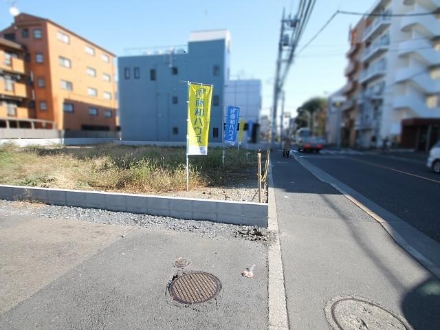 Local photos, including front road. Contact road situation