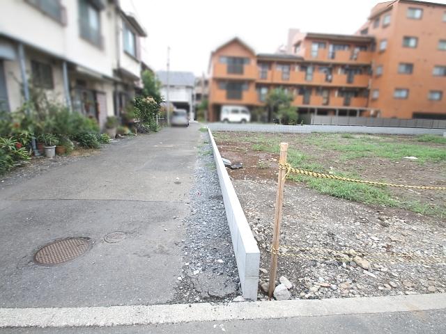 Local photos, including front road. Contact road situation