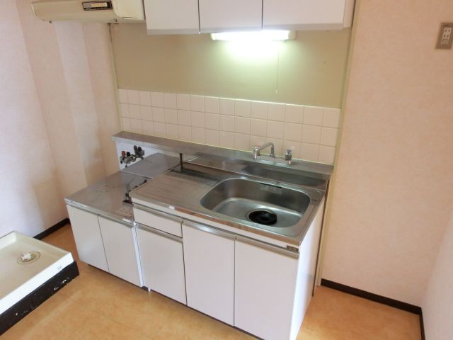 Kitchen. Two-burner gas stove will be installed. There is also a cooking space.