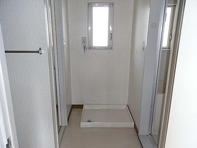 Washroom. Laundry Area