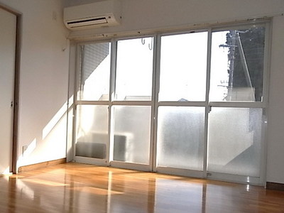 Living and room. Western-style 6 Pledge