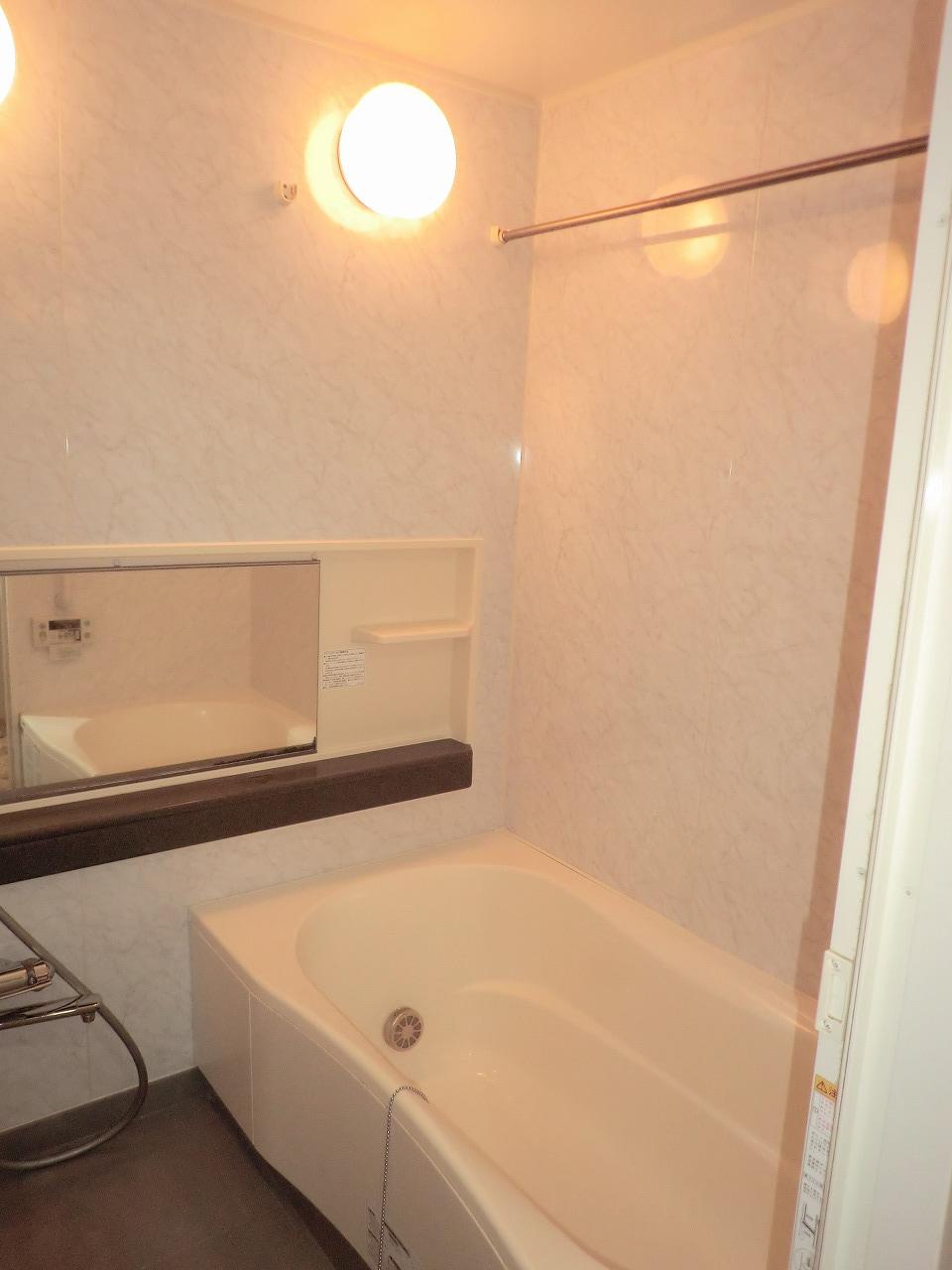 Bathroom. Indoor (September 2013) low-floor type bathroom of shooting loose size. Heals tired of the day.