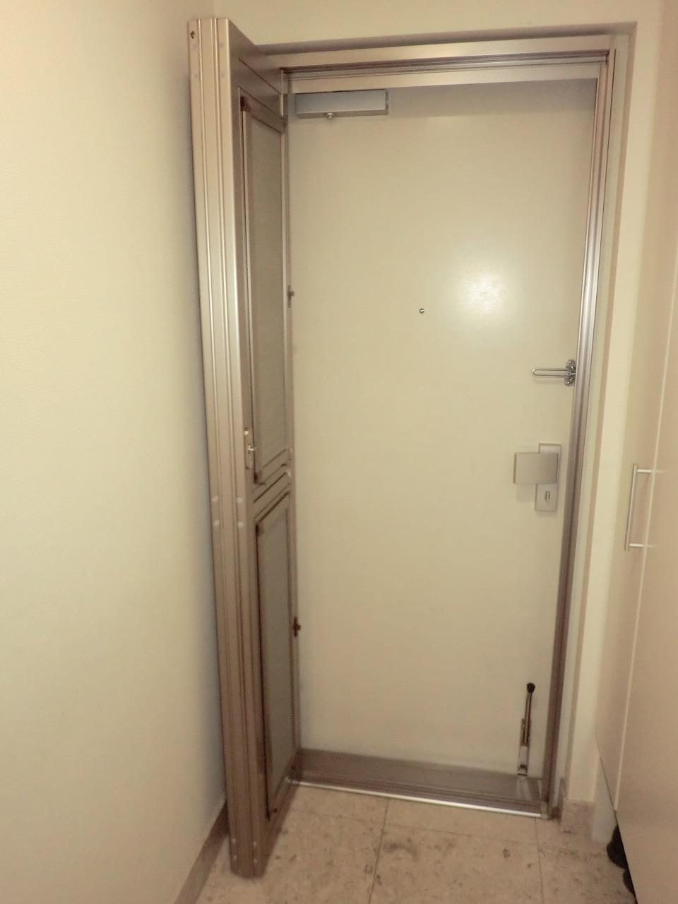 Entrance. Local (September 2013) Shooting