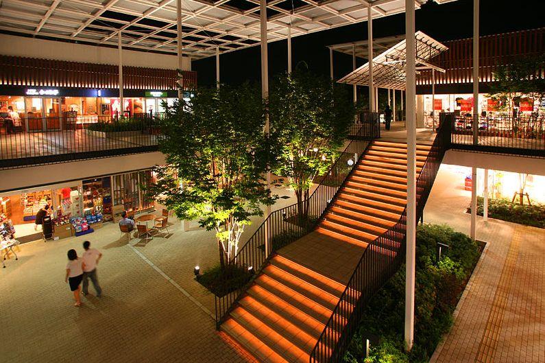 Shopping centre. 693m until the young leaves zelkova Mall