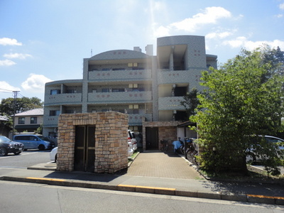 Building appearance. Tiled RC apartment