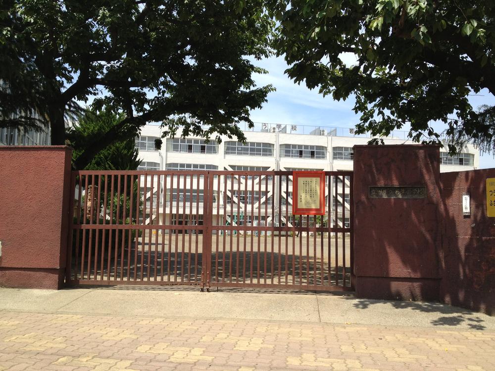Primary school. 1100m to Tachikawa Municipal Wakaba Elementary School