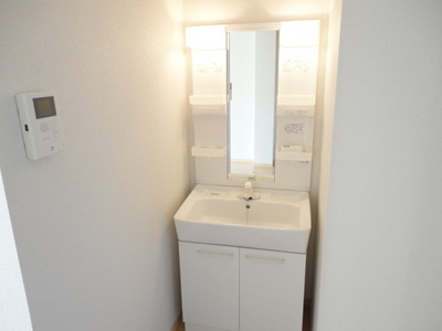 Washroom. Independent wash basin indispensable to get dressed!