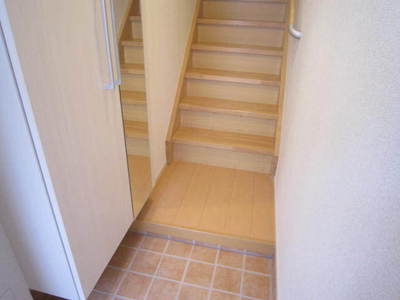 Entrance. ☆ Full-length mirror with mirror shoebox ☆