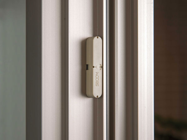 Other.  [Security sensors] Entrance door ・ window( ※ Installed). And ringing the intercom inside the dwelling unit and sense at the time set, It will be automatically reported.  ※ FIX [Fixed glass ・ Except with no foothold window.