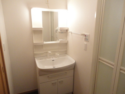 Washroom. Independent wash basin indispensable to get dressed!