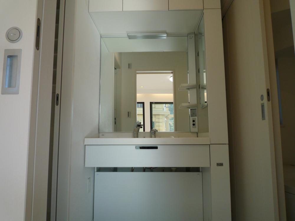 Wash basin, toilet. Indoor (12 May 2013) Shooting