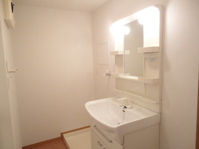 Washroom. Independent wash basin indispensable to get dressed!