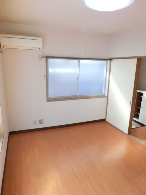 Living and room. Western-style 5.5 Pledge