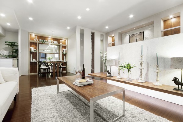 Dining from the living room, And to the kitchen, It spreads a bright space of wide reunion